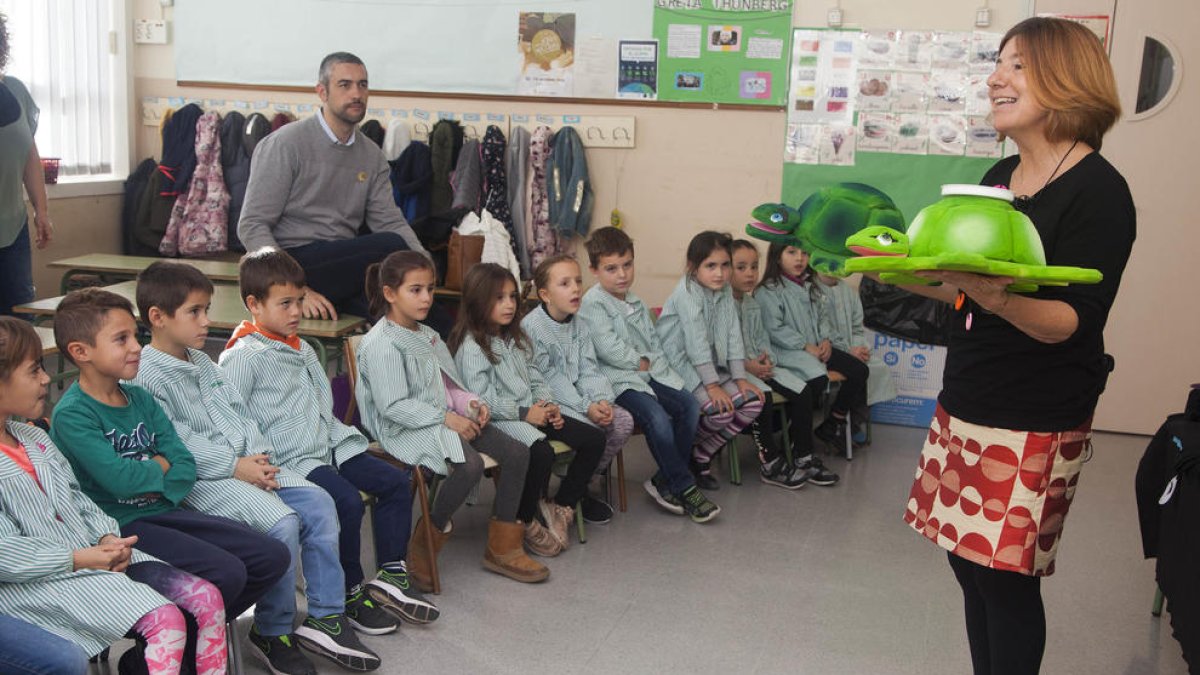 La cuentacuentos Anna García, ayer en la escuela Macià Companys de Agramunt. 