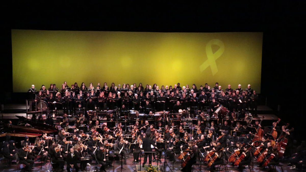 La popular cantata escénica ‘Carmina Burana’, con un lazo amarillo al fondo, resonó ayer con fuerza en el Teatre de la Llotja.