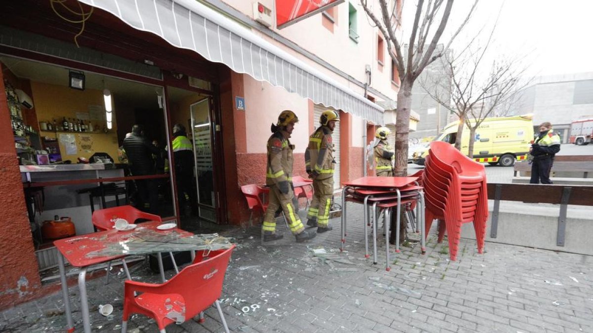 Els vidres han caigut a sobre d'una parella que es trobava a la terrassa.