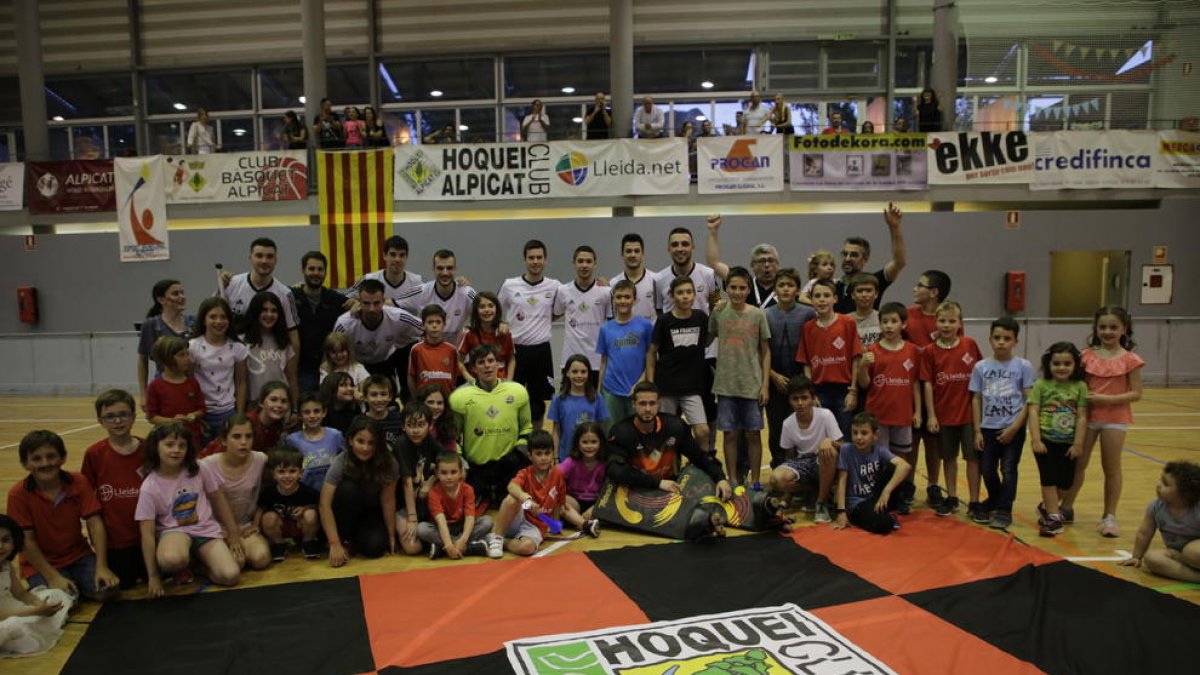 Los jugadores del Lleida.Net Alpicat celebran la permanencia con jóvenes aficionados del equipo.