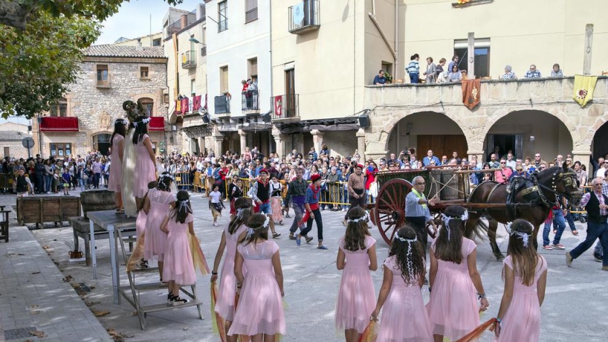 El carro amb el primer raïm va entrar a la plaça Major després de l’espectacle de les nimfes.