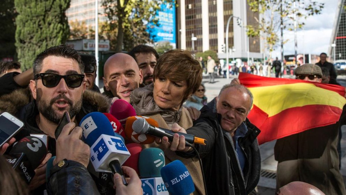 El humorista Dani Mateo, con gafas de sol, a la salida del juzgado, donde fue increpado por un grupo.