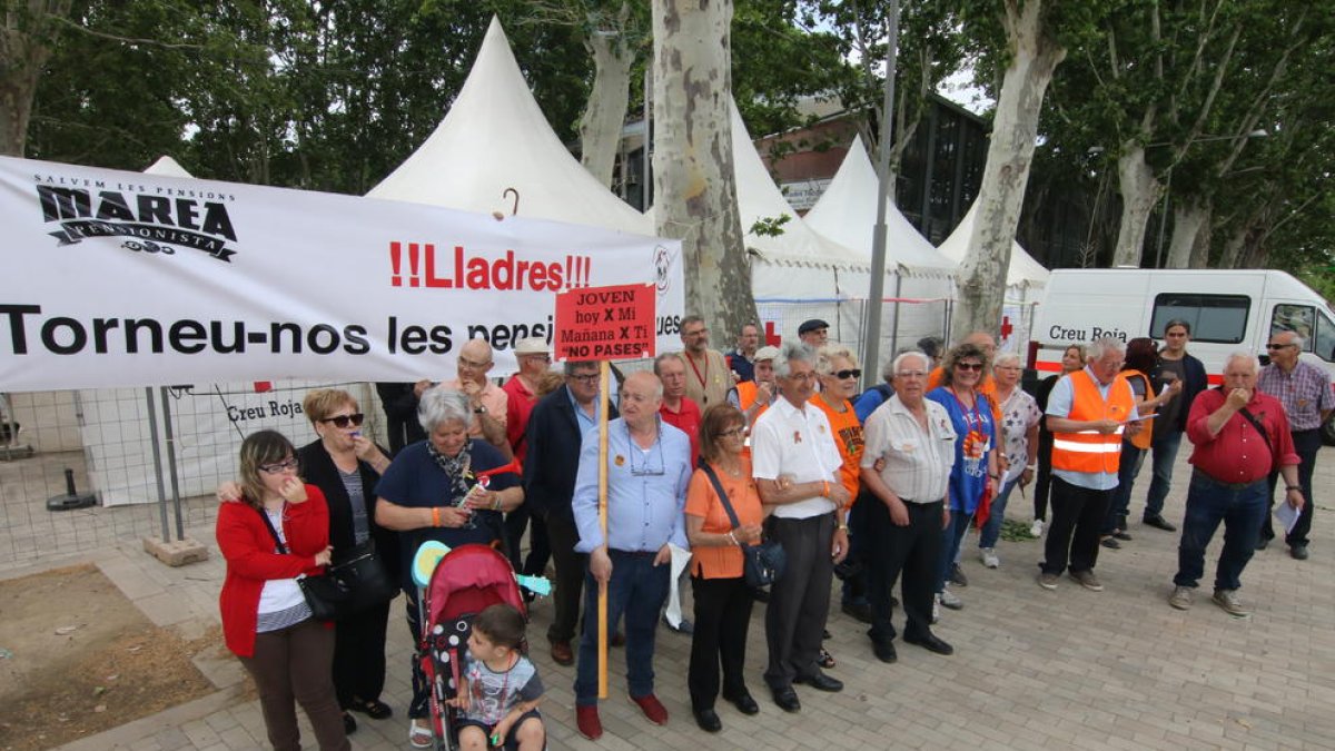 La Marea Pensionista de les Terres de Lleida va organitzar ahir una protesta en ple Aplec del Caragol.