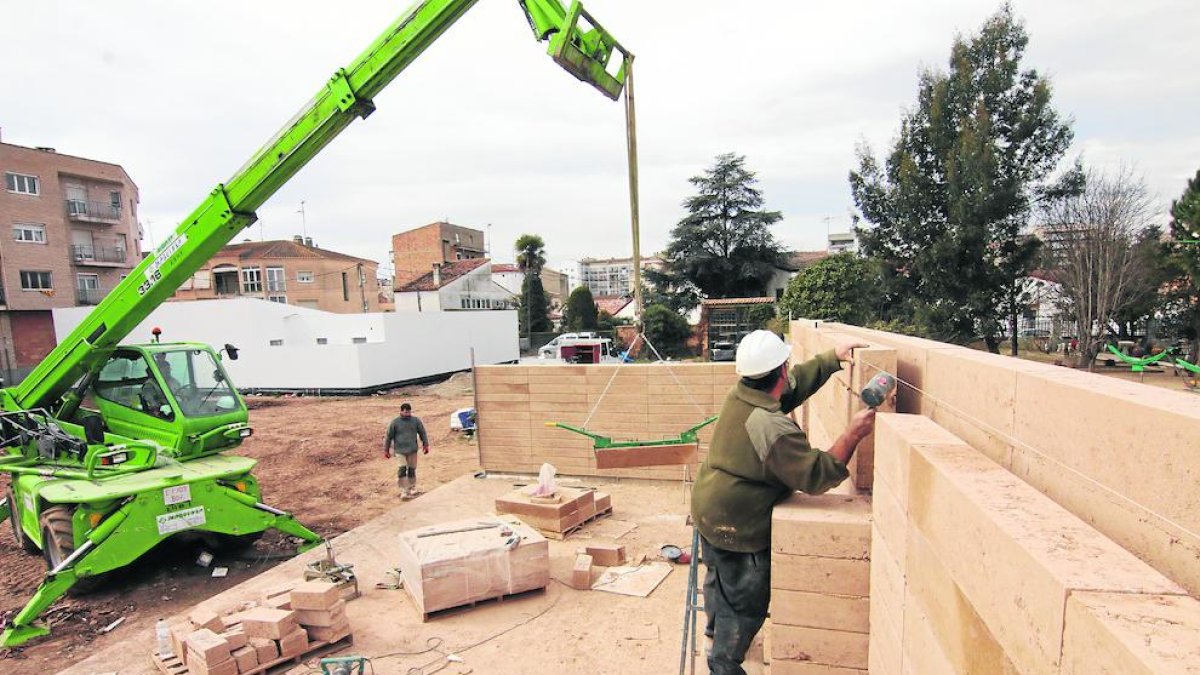 Imatge d’un edifici que es construeix a Balaguer amb  blocs de terra.