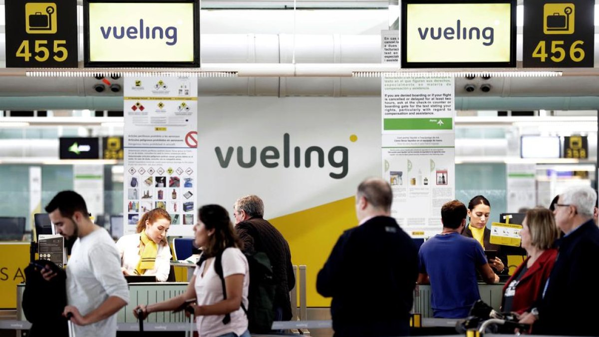 Imagen de un mostrador de facturacion de Vueling en El Prat.