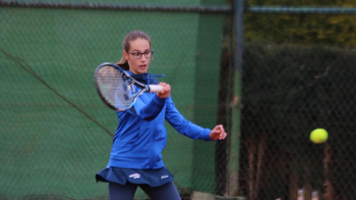 La tenista lleidatana Elena Noguero, ahir en una acció del partit que va disputar.