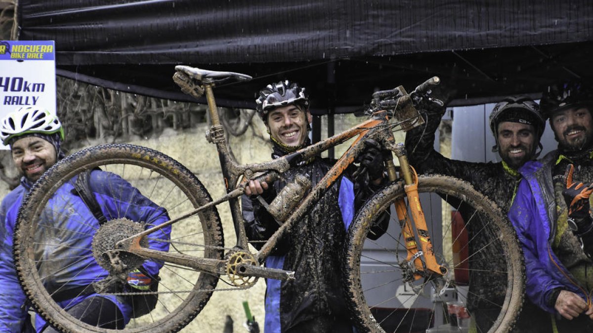 Joseba León, el ganador, muestra su bicicleta llena de barro.