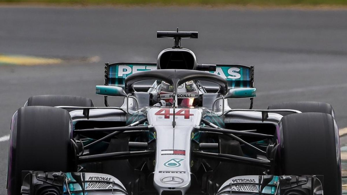 El Mercedes de Lewis Hamilton, durant la sessió d’entrenaments d’ahir.