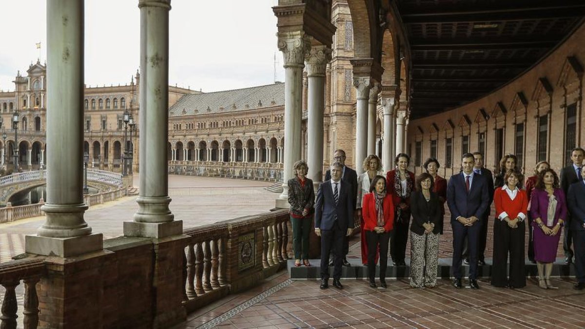 El Consejo de Ministros que se ha celebrado en Sevilla, la primera del Gobierno de Pedro Sánchez fuera de Madrid y también la primera ocasión en ocho años que la capital de España no la acoge.