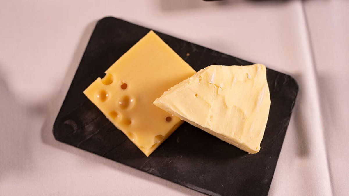 El formatge és una important font de proteïnes de qualitat, vitamines i minerals.