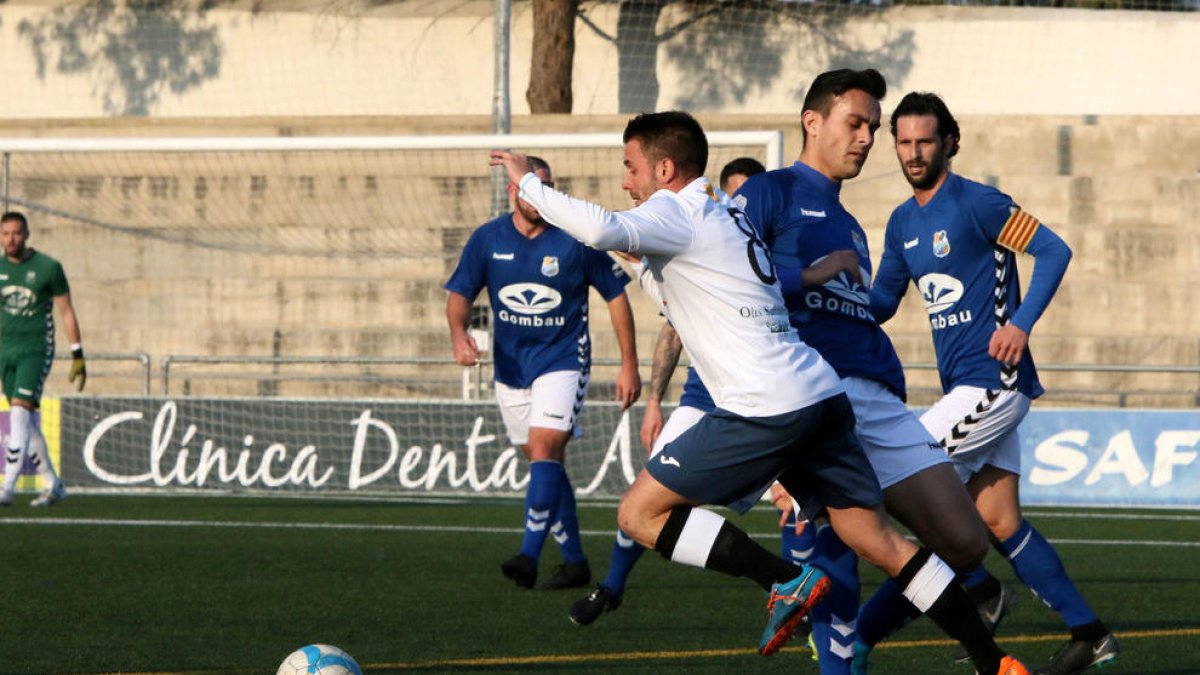 Èric Tió presiona a un jugador de la Rapitenca en una acción del partido de ayer.