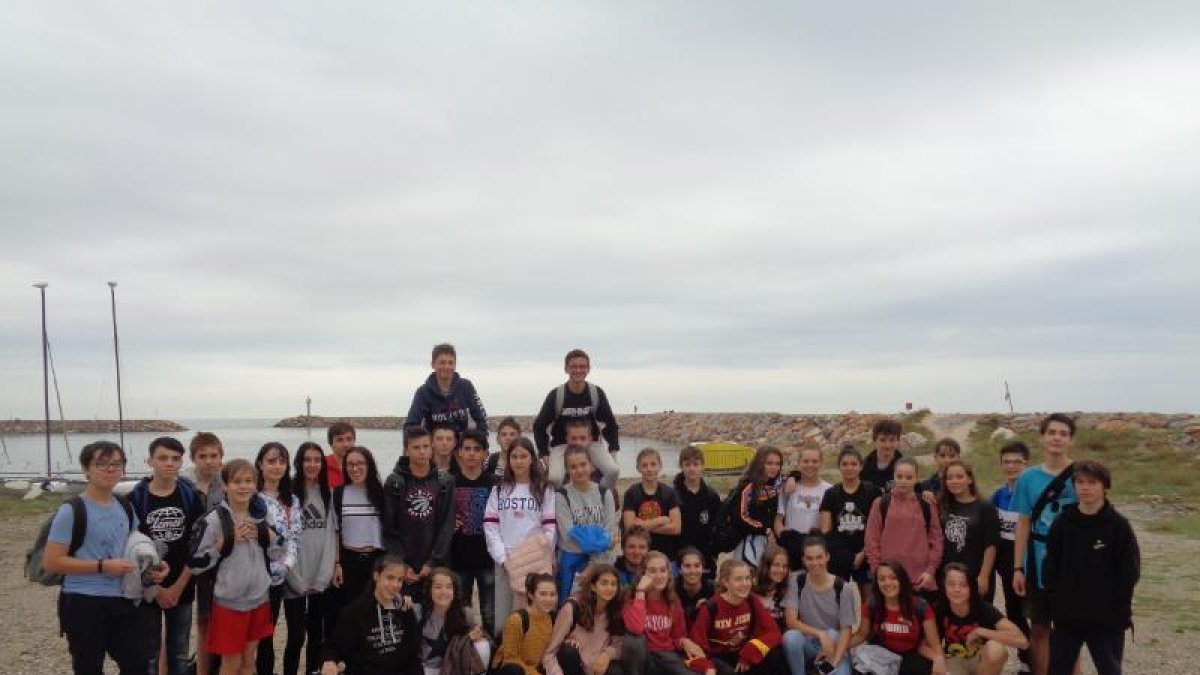 Foto de família dels alumnes de Sort i Ceret que van participar en l'intercanvi.