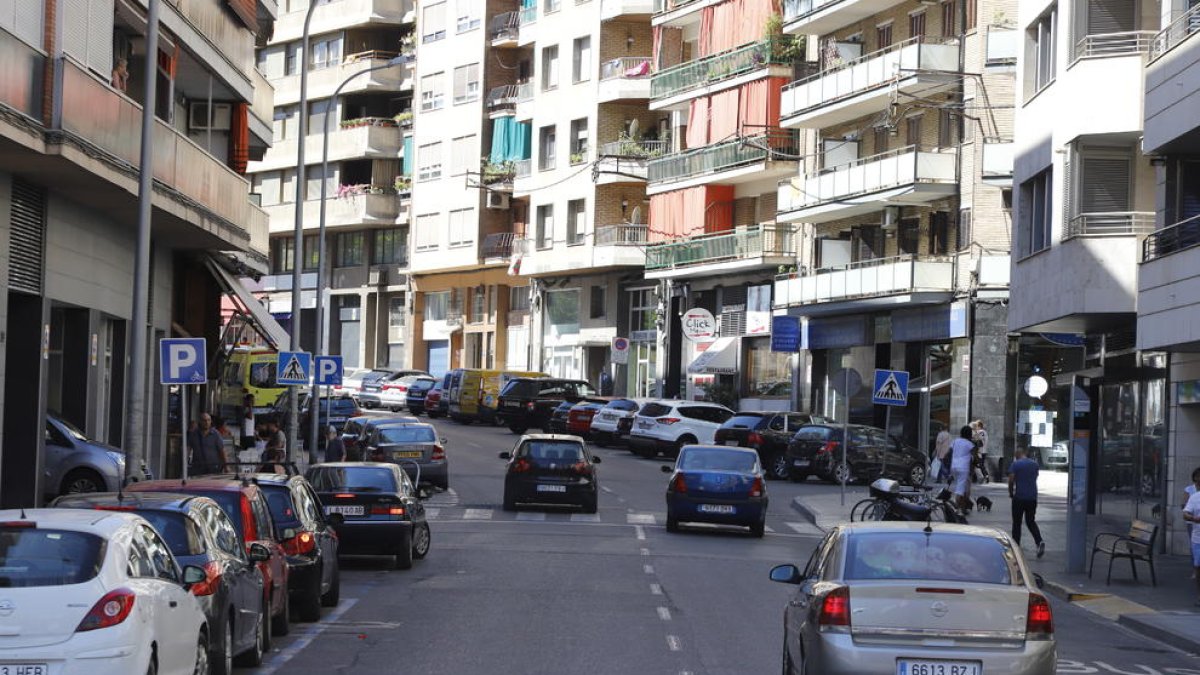 Imagen de la calle Lluís Companys con dos turismos circulando en un único sentido.