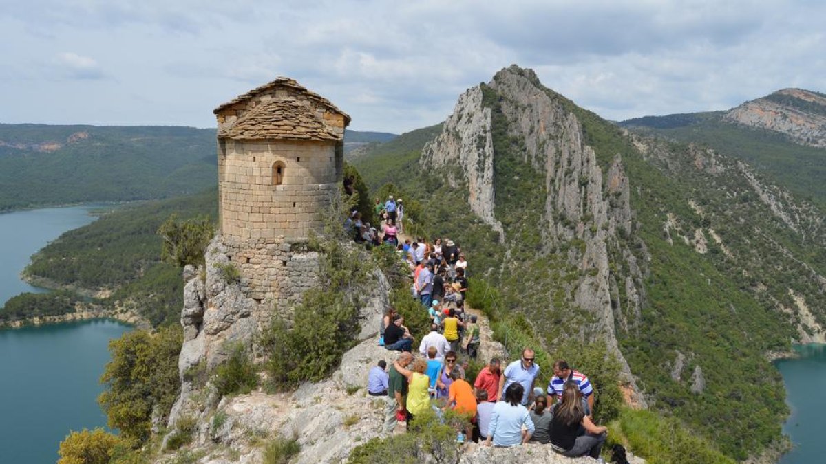 Visitantes recorriendo los alrededores de la ermita de La Pertusa.