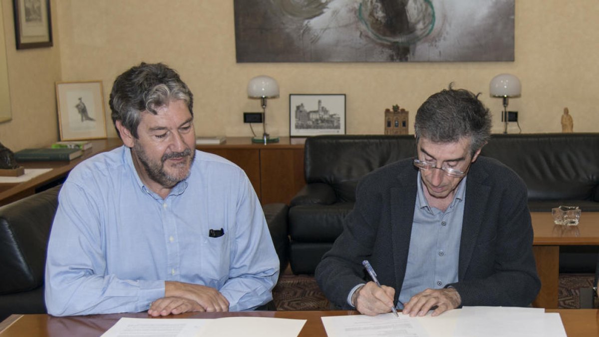 El director del Banc de Sang a les àrees sanitàries de Lleida i Alt Pirineu i Aran, Juan Manuel Sánchez, i el rector de la UdL, Jaume Puy, han oficialitzat la col·laboració que les dos entitats mantenen des de fa anys.