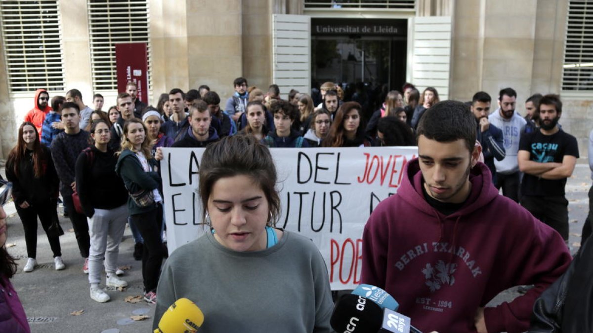 El Comitè Juvenil de Lleida ha llegit el seu manifest de presentació davant del Rectorat de la UdL.