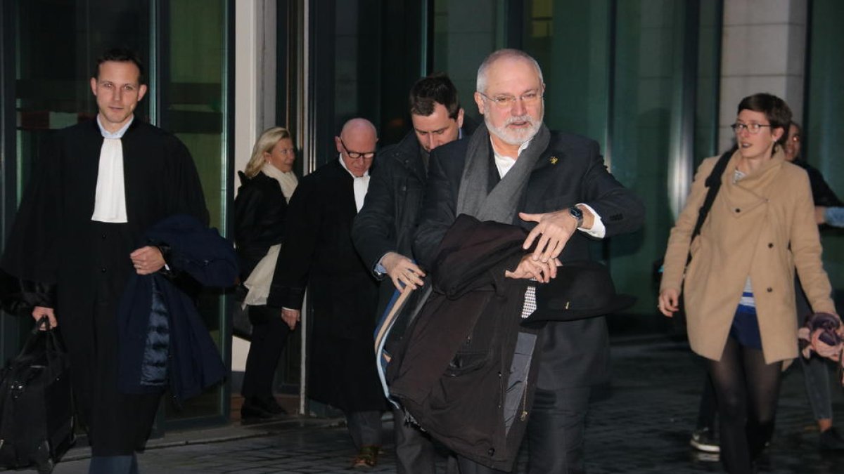 La sortida dels exconsellers Lluís Puig i Toni Comín després de la compareixença davant del jutge d'instrucció belga per l'euroordre.