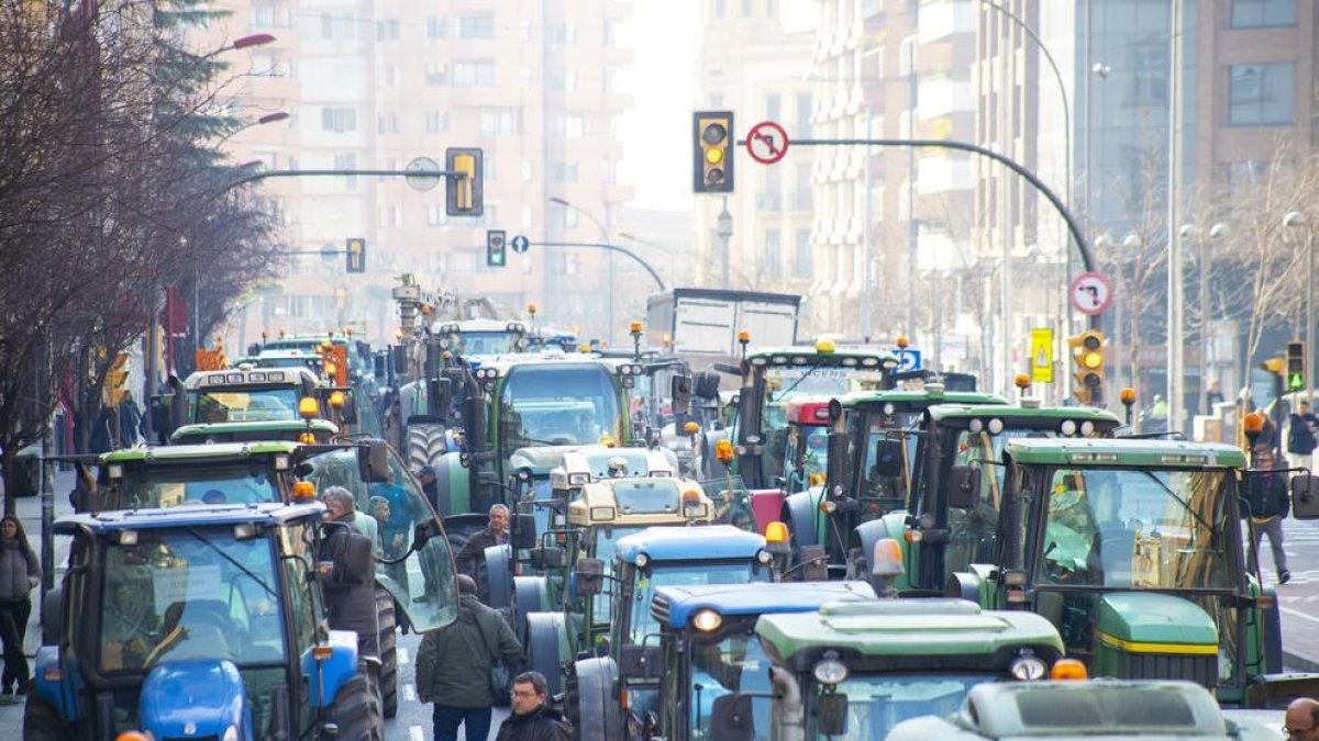 Momentos de tensión en las puertas de la sede de Acció Climàtica