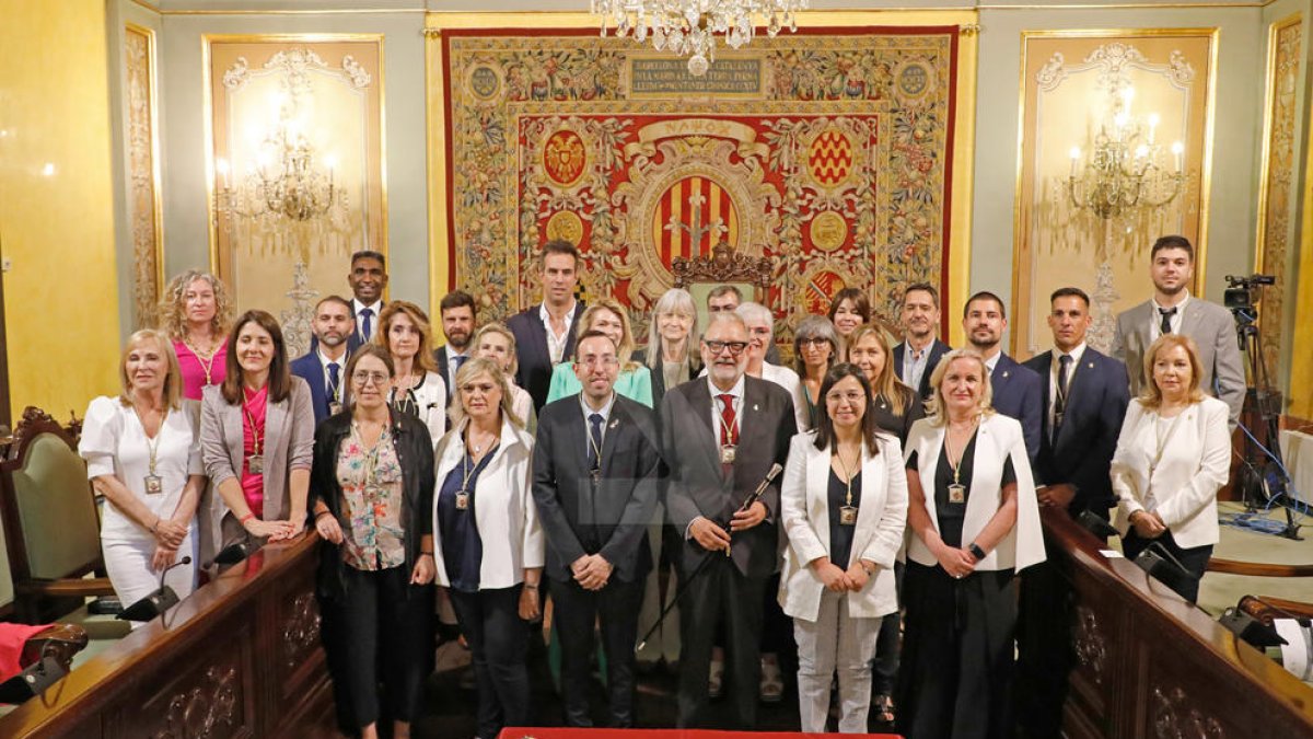 Fèlix Larrosa (PSC-Units para Avanzar) fue investido ayer alcalde de Lleida por mayoría simple en el pleno extraordinario de constitución de la nueva Paeria. Recibió los votos de los 9 ediles de su grupo y gobernará en minoría. Ve difícil la unanimidad, pero factibles los consensos, y apela concejales y ciudadanos a “construir juntos” la ciudad.