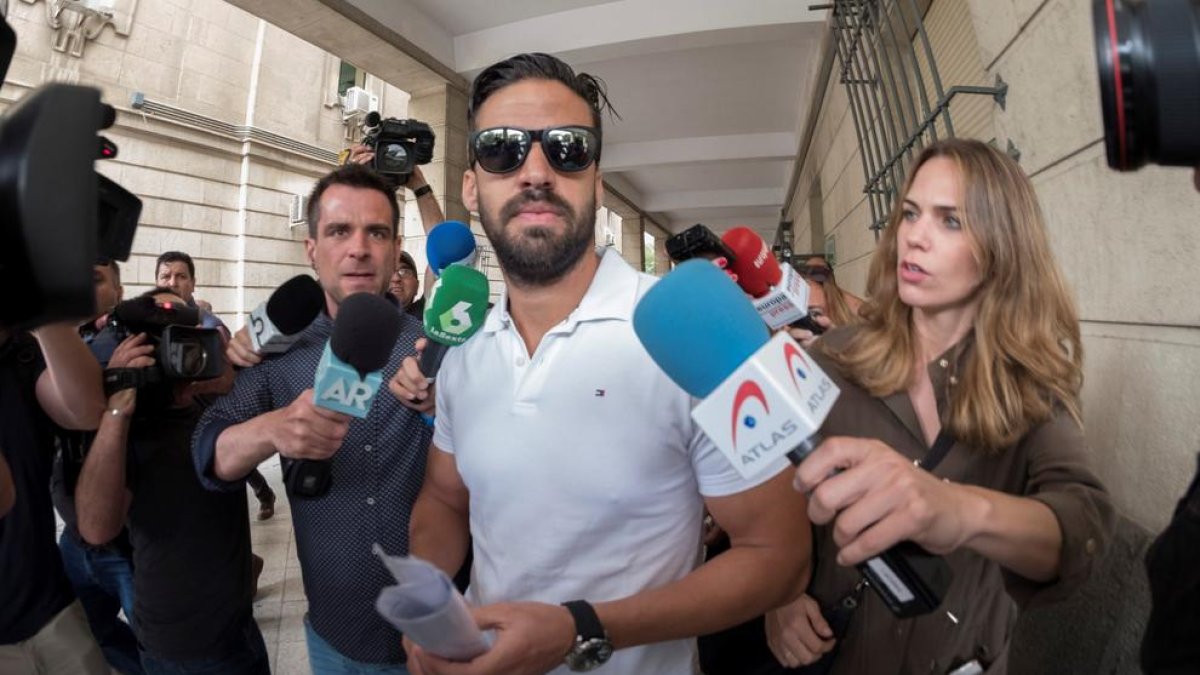 Antonio Manuel Guerrero, el guardia civil de La Manada, ayer a su salida de los juzgados de Sevilla.