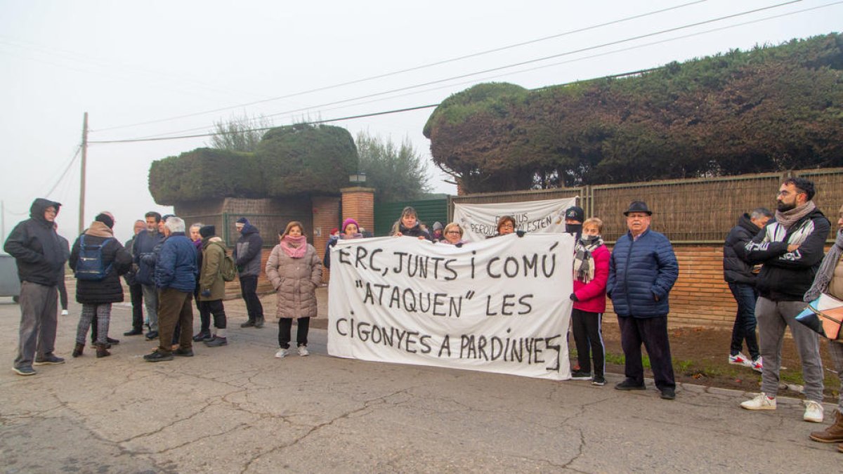 Veïns protestan delante de los silos de Pardinyes.