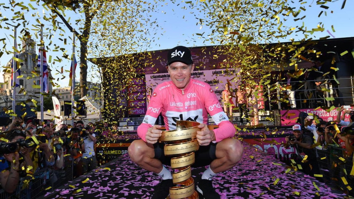 Chris Froome posa amb el trofeu com a guanyador del primer Giro d’Itàlia.