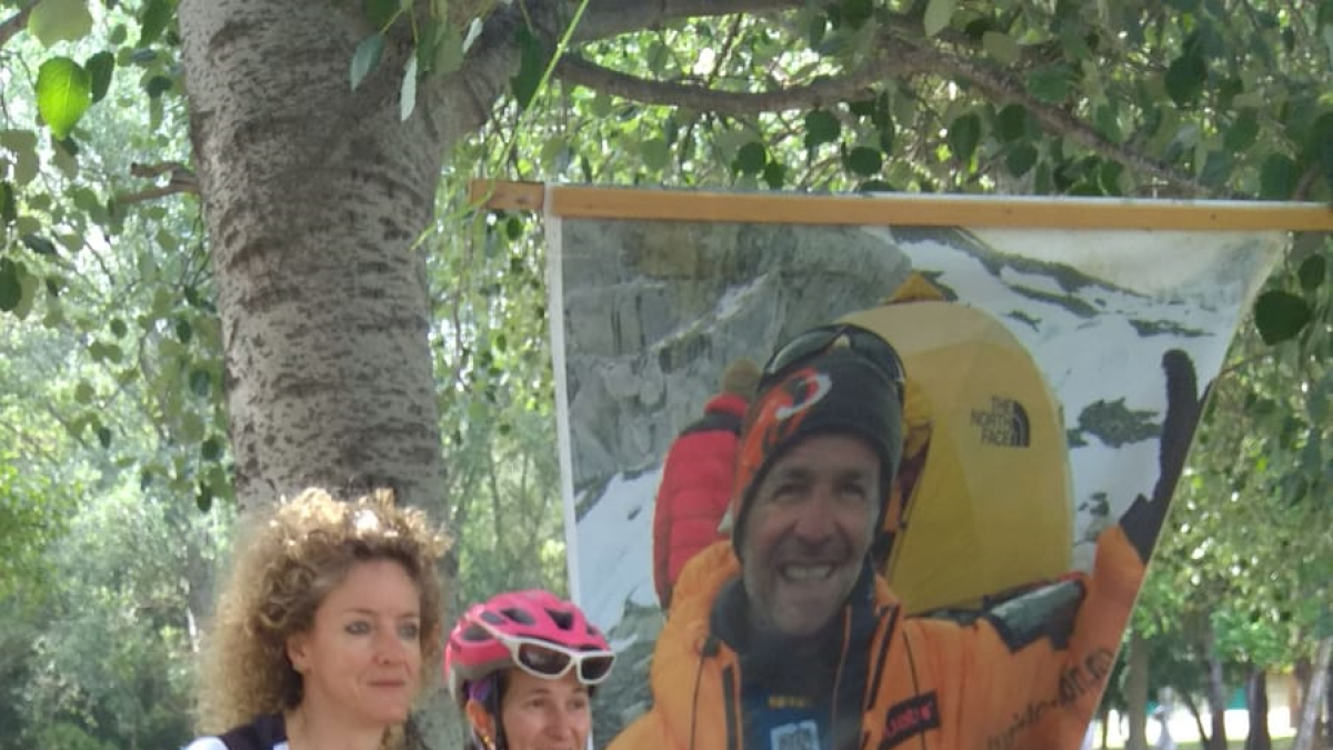 Un gran pòster de Juanjo Garra es va desplegar ahir durant les II Jornades de Ciclisme Femení.