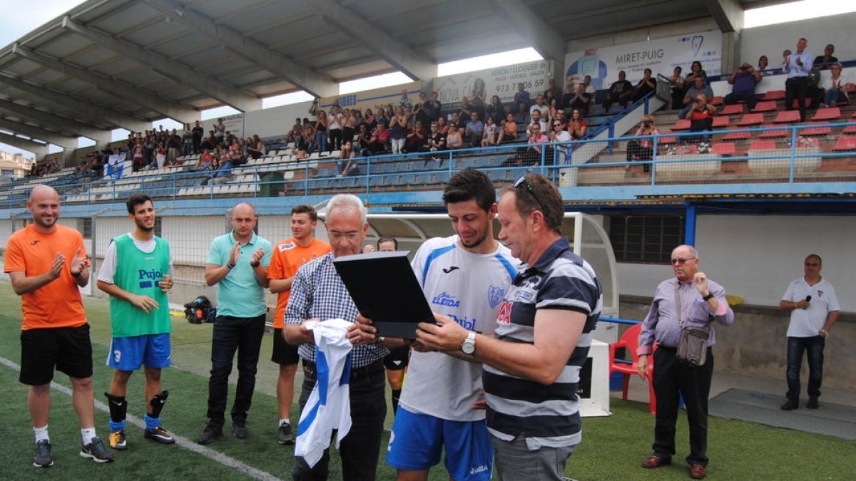 Sergi Prats, recibiendo una placa conmemerativa y el homenaje del club, sus compañeros y la afición.