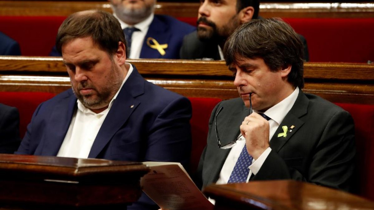 Oriol Junqueras i Carles Puigdemont en una imatge d'arxiu al Parlament de Catalunya.