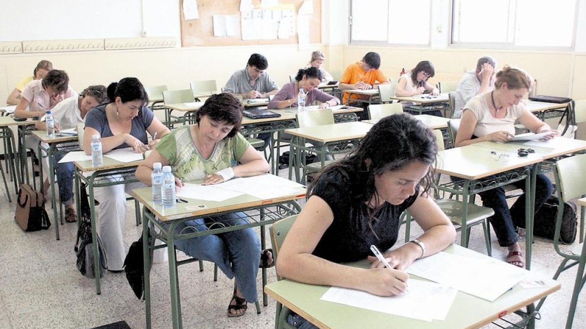 Aspirantes haciendo un examen de las últimas oposiciones docentes que se convocaron, en 2011.