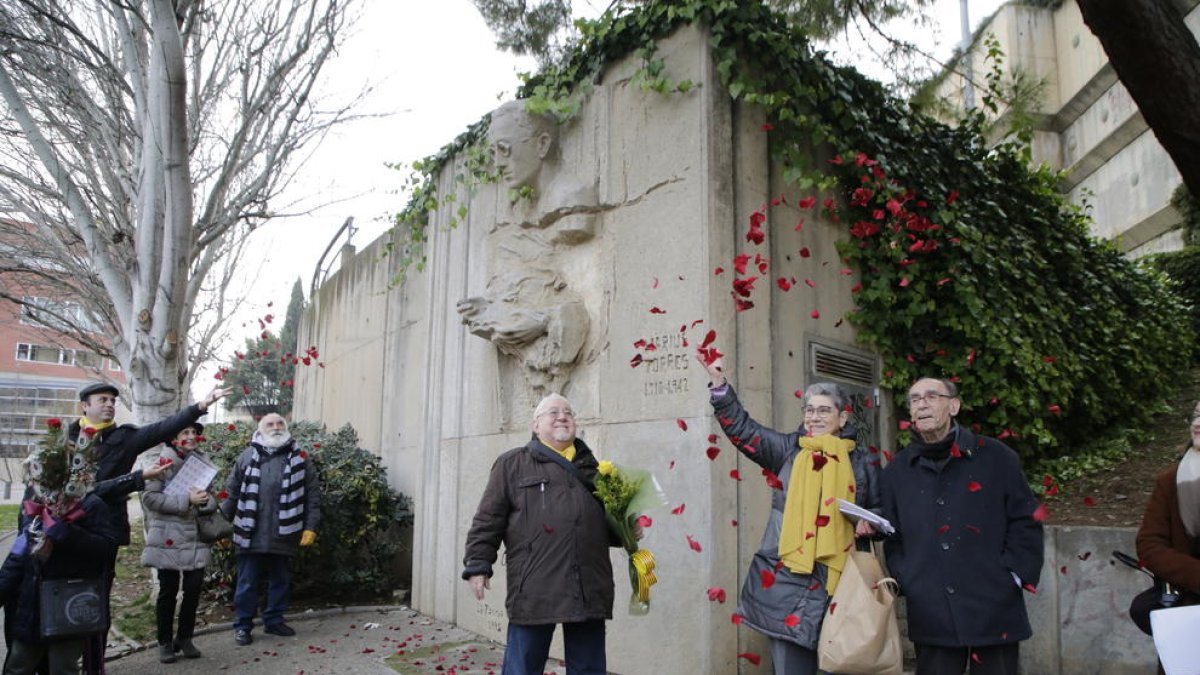 El acto junto a la escultura del poeta en el Canyeret comenzó con una lluvia de pétalos de rosas.