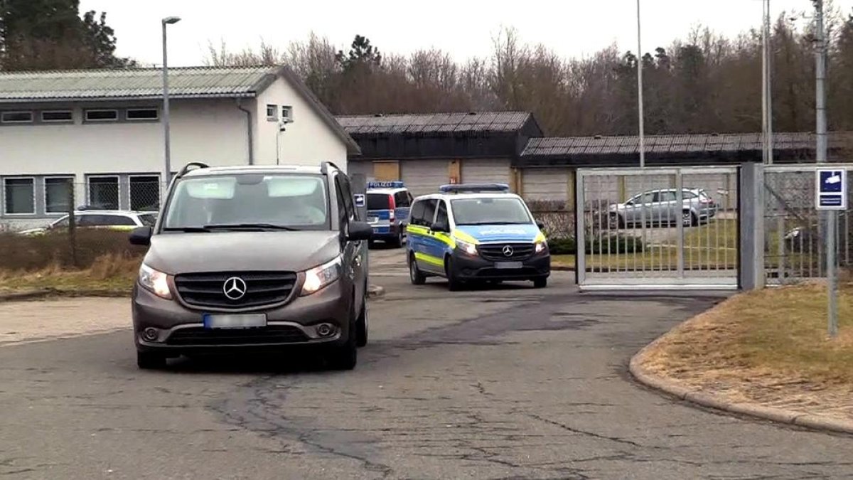 Un furgó policial trasllada suposadament Puigdemont de comissaria a la presó de Neumünster.