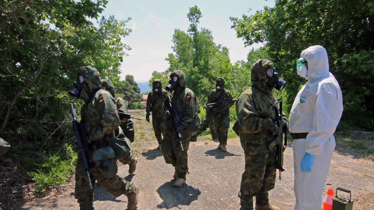 Una patrulla simula haberse expuesto a contaminación radiactiva por cesio en la academia militar de Talarn.