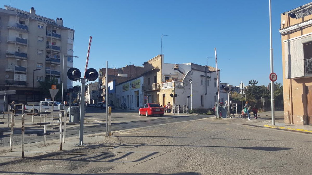 Imatge d’arxiu d’un pas a nivell de la línia de la Pobla a Balaguer.