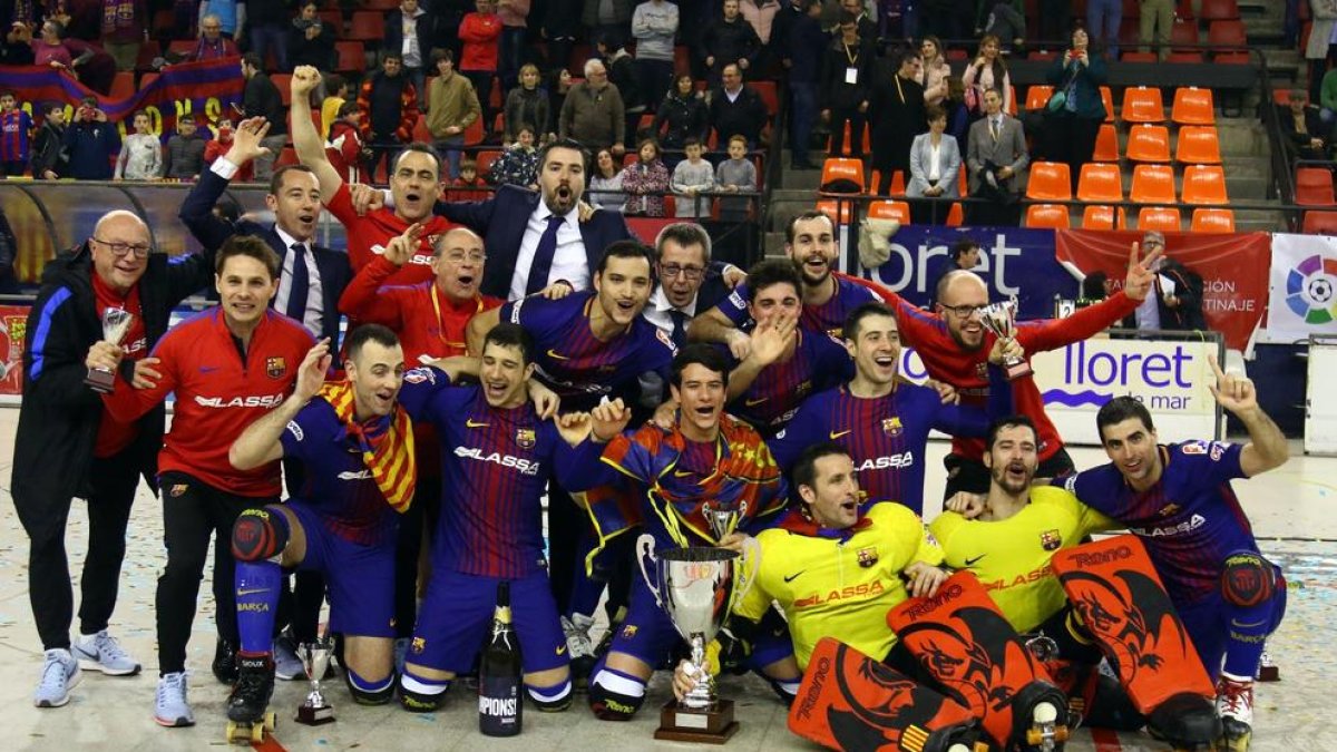 Jugadors, staff tècnic i auxiliars del FC Barcelona celebren la consecució de la Copa.