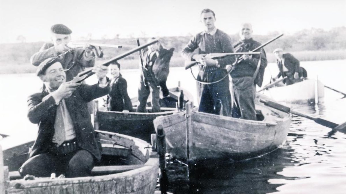 Fotografia antiga d’una jornada de caça en aigües de l’estany.