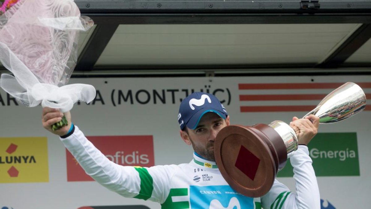 Alejandro Valverde celebra al podi la seua tercera victòria a la Volta a Catalunya.