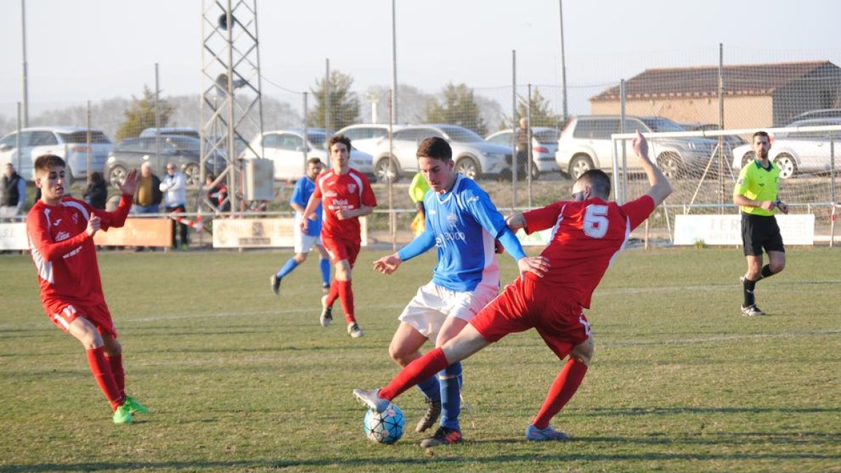 El local Amorós condueix la pilota i tracta d’eludir la defensa d’un jugador rival.