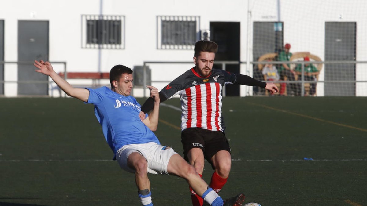 Un jugador del Lleida B y uno del Viladecans pugnan por el control del balón en el centro del campo.