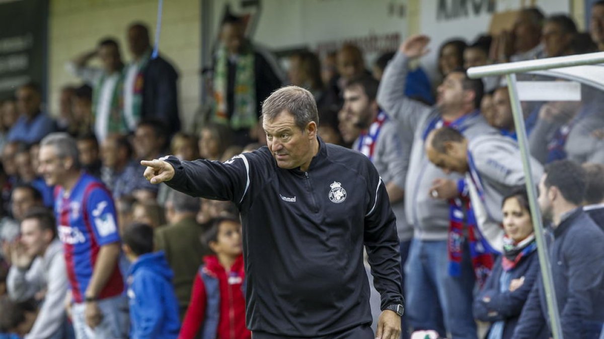 Ángel Viadero da instrucciones durante un partido con el Racing de Santander.