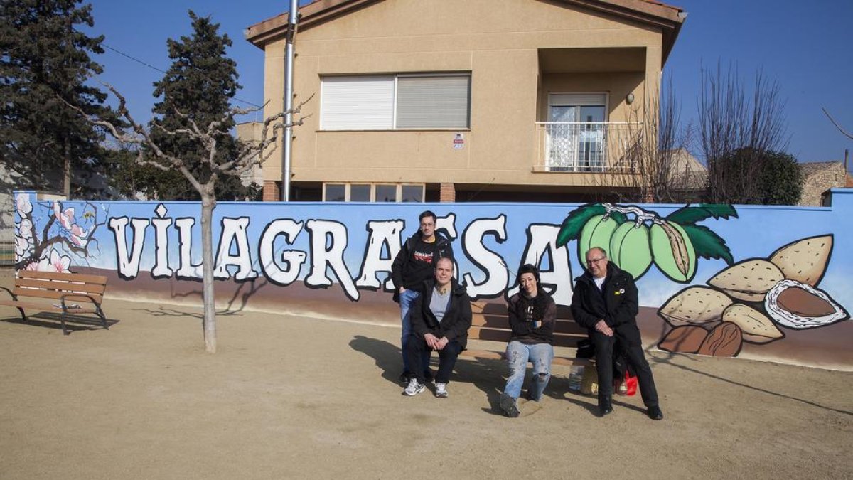 L’artista Mireia González, amb l’alcalde i edils davant el mural.