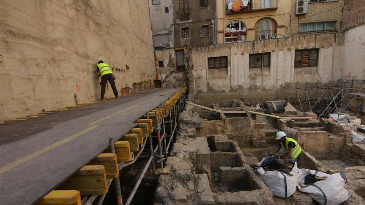 Operarios trabajando ayer por la tarde en las obras del nuevo edificio de la Diputación en el número 19 de la Rambla Ferran de Lleida.