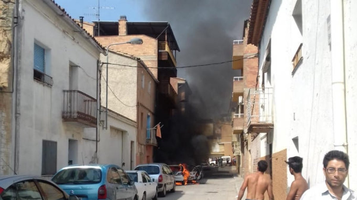 Vista del incendio ayer en la calle Sant Antoni de Alfarràs. 
