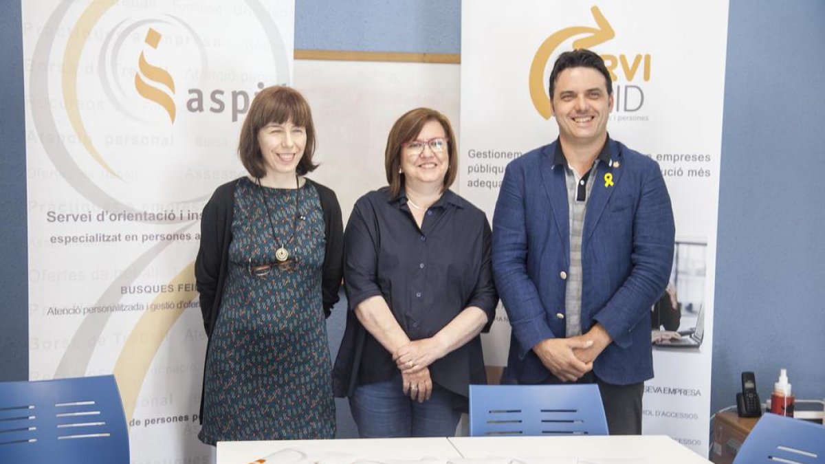 La presidenta de Aspid junto a la alcaldesa y un edil de Tàrrega.