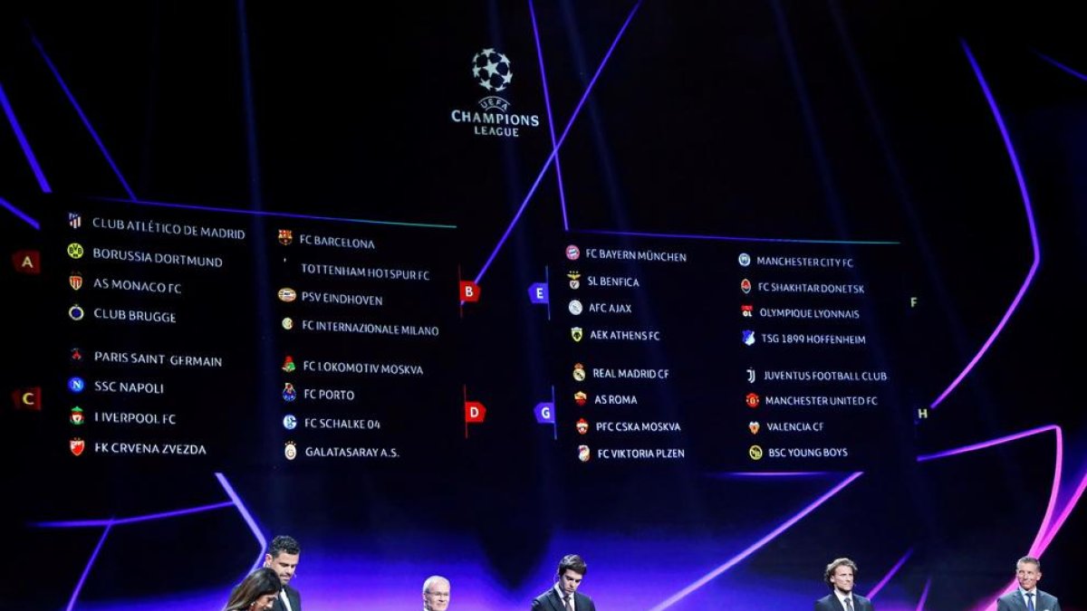 Una vista general del sorteig amb el plafó dels vuit grups i els encarregats de treure les boles del bombo, els exjugadors Kaká i Diego Forlán.