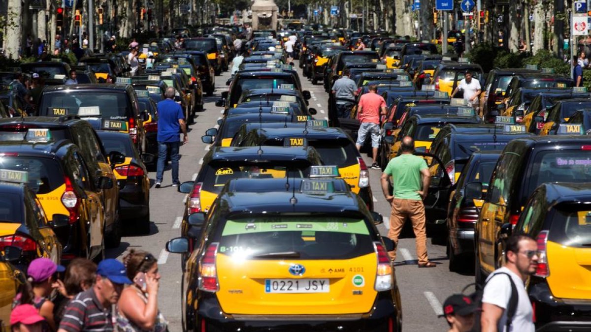 Centenares de taxistas colapsaron la Gran Via, en Barcelona.