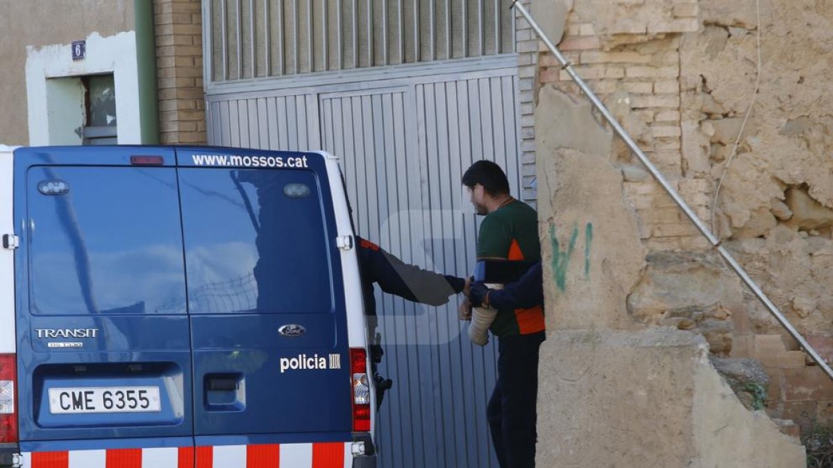 Una de les dos víctimes, que també va ser detingut, dijous durant l'escorcoll a un habitatge de Torre-serona.