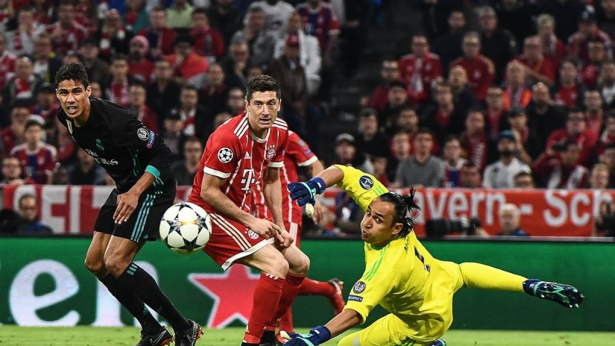 Lewandowski observa la estirada del portero del Real Madrid, Kaylor Navas.