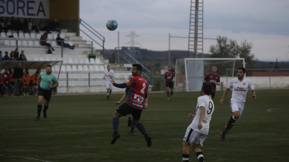 Alberto, del Tàrrega, despeja un balón ante varios jugadores del Borges.