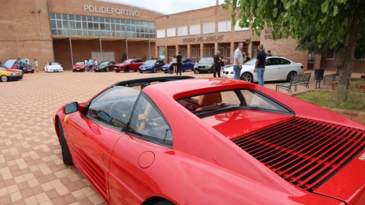 Automóviles en la concentración de Mequinensa. 